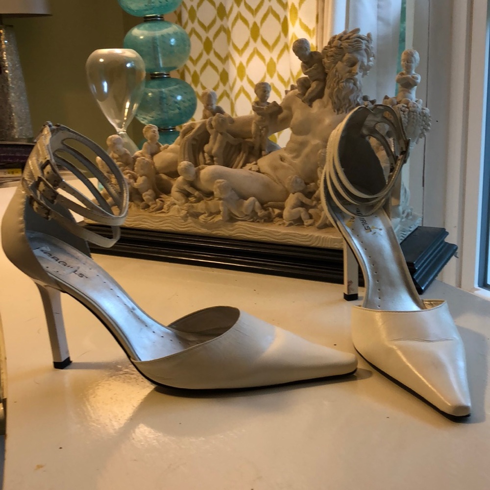 BCBGirls white zip back heels sz 10 leather upper